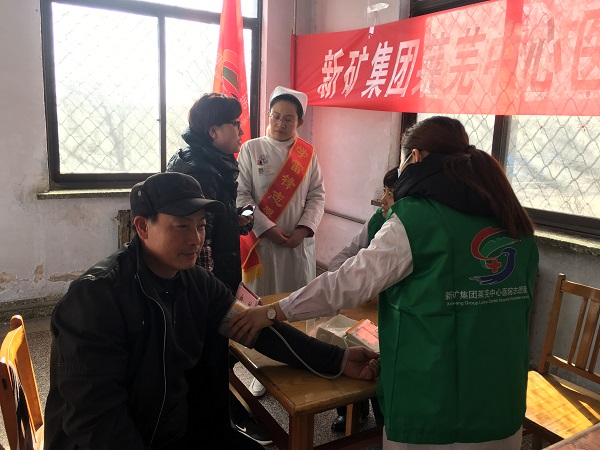 新礦萊蕪中心醫(yī)院志愿者在鄂莊煤礦義診.JPG 新礦萊蕪中心醫(yī)院志愿者在鄂莊煤礦義診.JPG