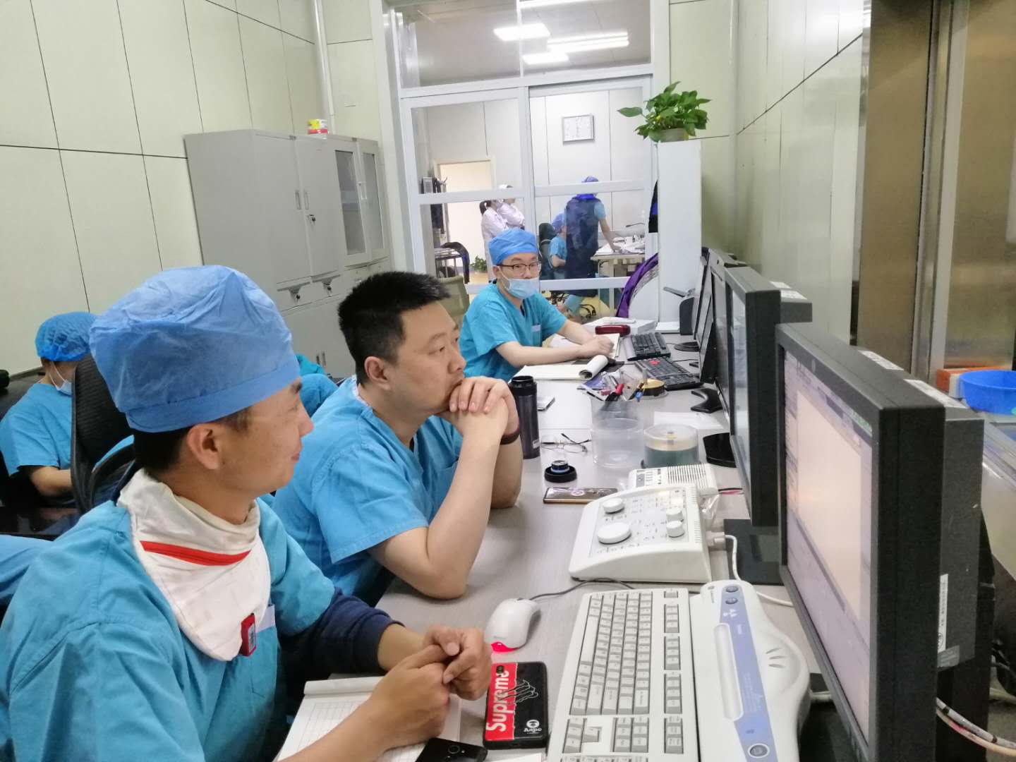 何教授（中）在主持手術(shù).jpg