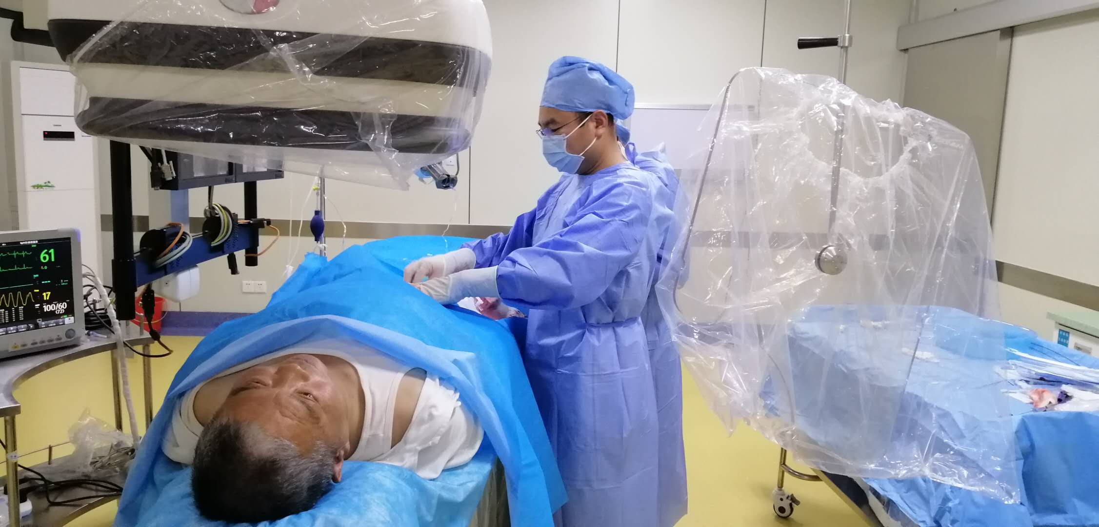 該院介入專家蔡瑞興主任為急診腦卒中病人手術中.jpg
