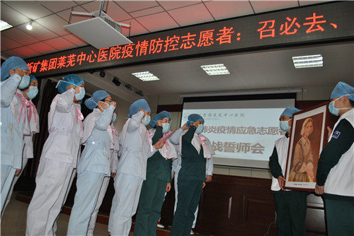 護理志愿者在南丁格爾像前宣誓.jpg 護理志愿者在南丁格爾像前宣誓.jpg