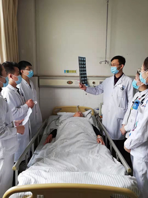 焦守山主任在臨床閱片.jpg 焦守山主任在臨床閱片.jpg