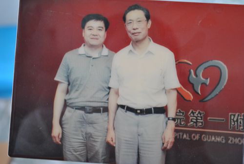 劉偉與國內著名呼吸病專家鐘南山教授在一起_副本.jpg 劉偉與國內著名呼吸病專家鐘南山教授在一起_副本.jpg