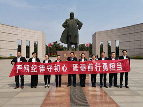 紀(jì)檢人員在萊蕪戰(zhàn)役紀(jì)念館.jpg 紀(jì)檢人員在萊蕪戰(zhàn)役紀(jì)念館.jpg