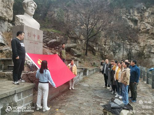 臨床一黨支部在革命家塑像前重溫入黨誓詞.jpg 臨床一黨支部在革命家塑像前重溫入黨誓詞.jpg