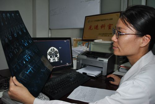該科尹雪玲主任在為病人閱片_副本.jpg 該科尹雪玲主任在為病人閱片_副本.jpg
