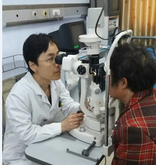 該科王彩紅副主任在為患者檢測眼睛_副本.png 該科王彩紅副主任在為患者檢測眼睛_副本.png