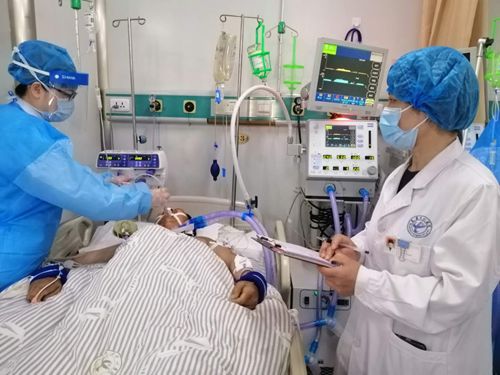 該院院感科主任李翠鳳在ICU現(xiàn)場督察醫(yī)護人員操作流程_副本.jpg 該院院感科主任李翠鳳在ICU現(xiàn)場督察醫(yī)護人員操作流程_副本.jpg