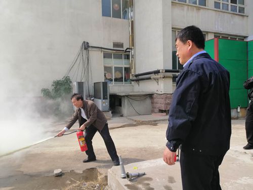 滅火器實際操作演練_副本.jpg 滅火器實際操作演練_副本.jpg