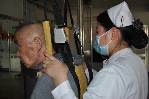 專業(yè)護(hù)師正在輔助患者康復(fù)_副本.jpg 專業(yè)護(hù)師正在輔助患者康復(fù)_副本.jpg