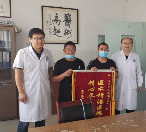 患者家屬為該院胸痛中心心內(nèi)一科送上錦旗_副本.png 患者家屬為該院胸痛中心心內(nèi)一科送上錦旗_副本.png