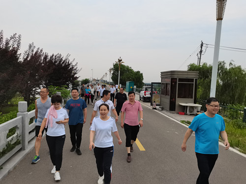 10、在健步走中交流學(xué)習(xí)心得_副本.jpg