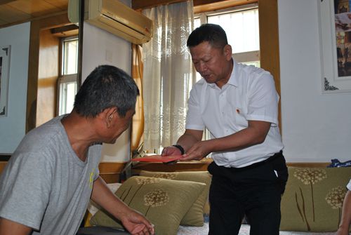 山東國(guó)欣頤養(yǎng)集團(tuán)黨委書記、董事長(zhǎng)周峰向困難黨員送上慰問金_副本.jpg
